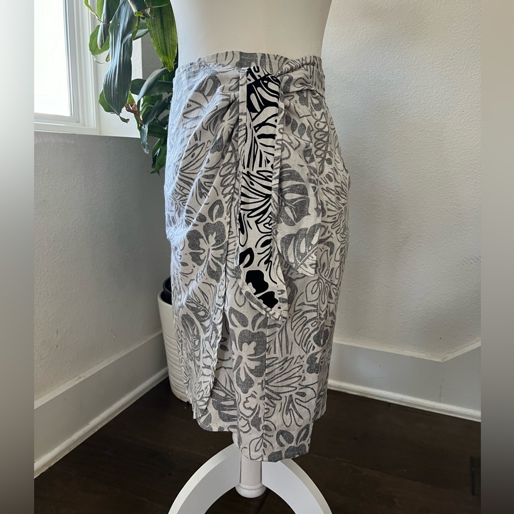 Marine Layer Size M Monaco Wrap Skirt in Black and White Floral Print - Picture 5 of 6